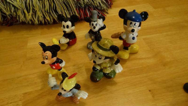lot 802 image: 6 small porcelain Mickey Mouse figurines