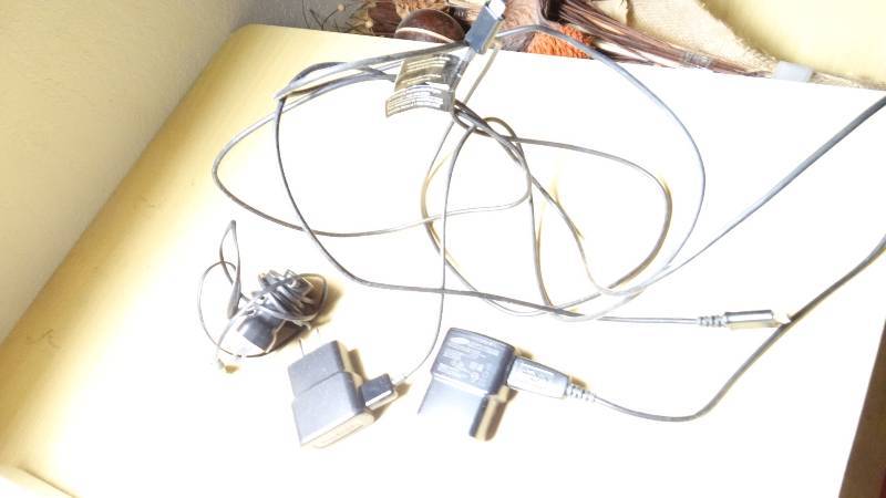lot 810 image: 3 android phone chargers