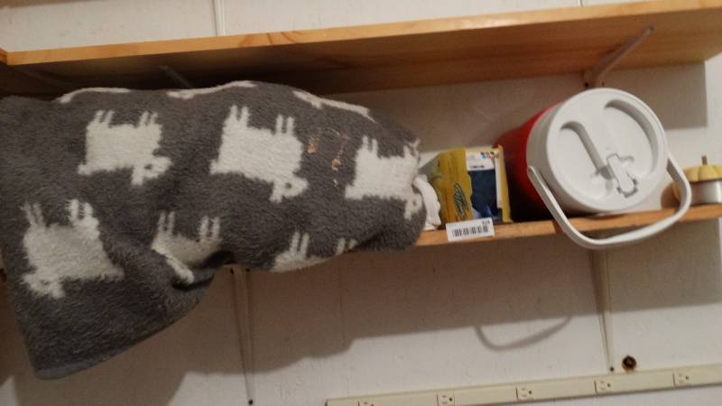 lot 818 image: Lot of misc on shelf