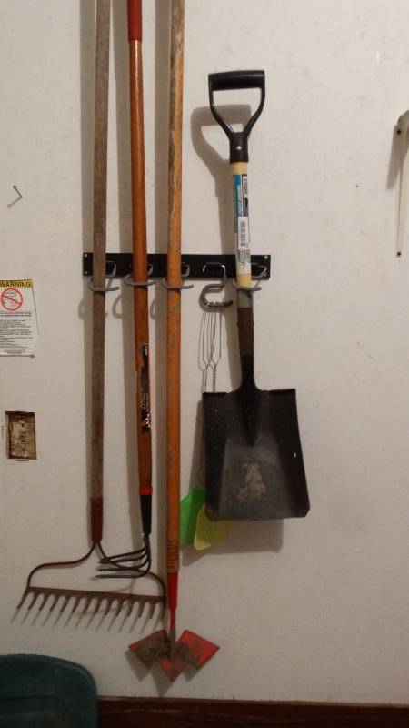 lot 819 image: Long handled tools