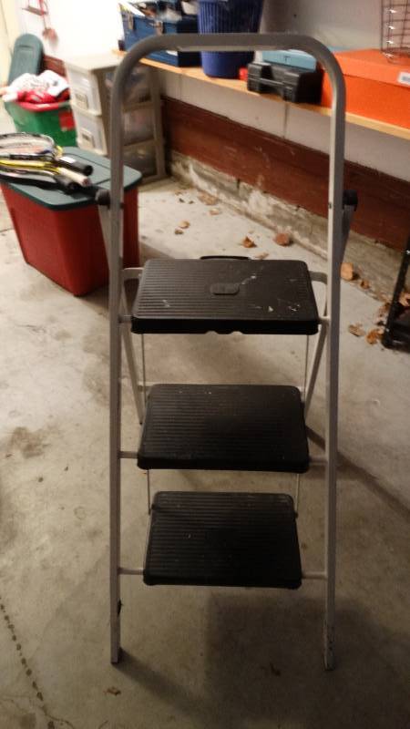 lot 820 image: 3 step stool
