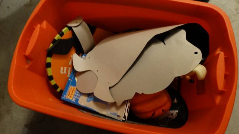lot 821 image: Tote of Halloween items