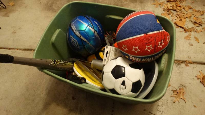 lot 823 image: Tote of sporting goods items