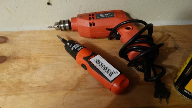 lot 828 image: Electric drill screw driver