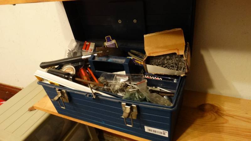 lot 834 image: Tool box w contents
