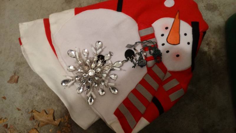 lot 838 image: Tote full of Christmas decor