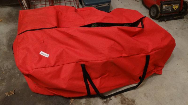 lot 839 image: Christmas tree w bag- Pre-lit