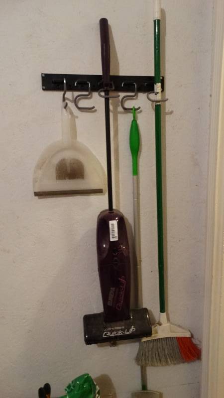 lot 842 image: Cleaning items
