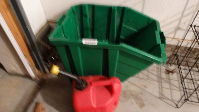 lot 844 image: Plastic bin & gas can