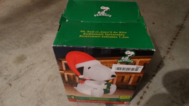 lot 847 image: 4 feet tall inflatable Snoopy