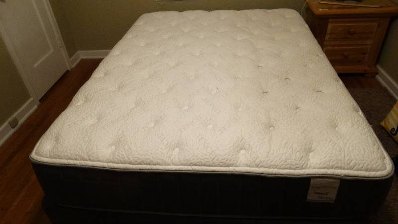 lot 848 image: Queen size mattress & box spring set