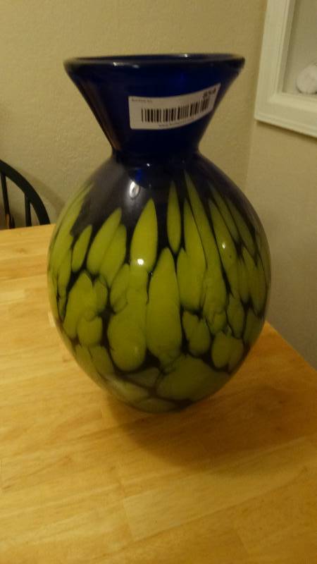 lot 854 image: Large decorative glass vase