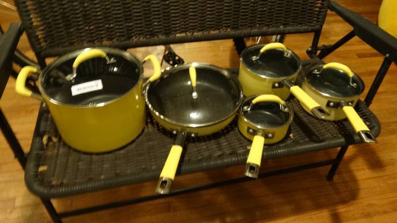 lot 856 image: 5 pc set of yellow Farberware Millennium pot set w lids