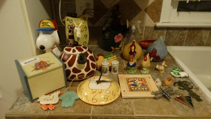 lot 859 image: Lot of kitchen decor items