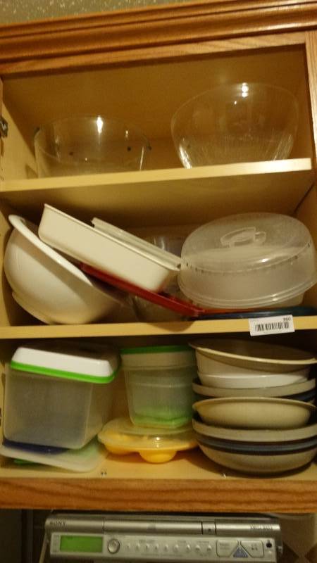 lot 860 image: Lot of assorted plastic food containers