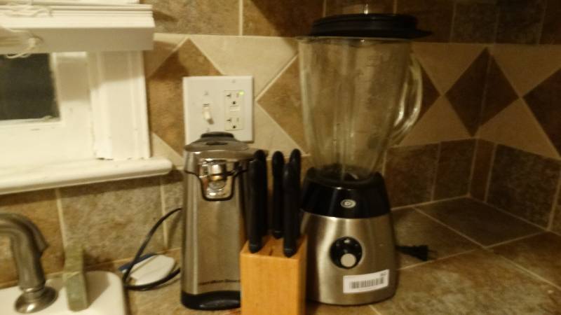lot 862 image: Can opener blender knife block w knives