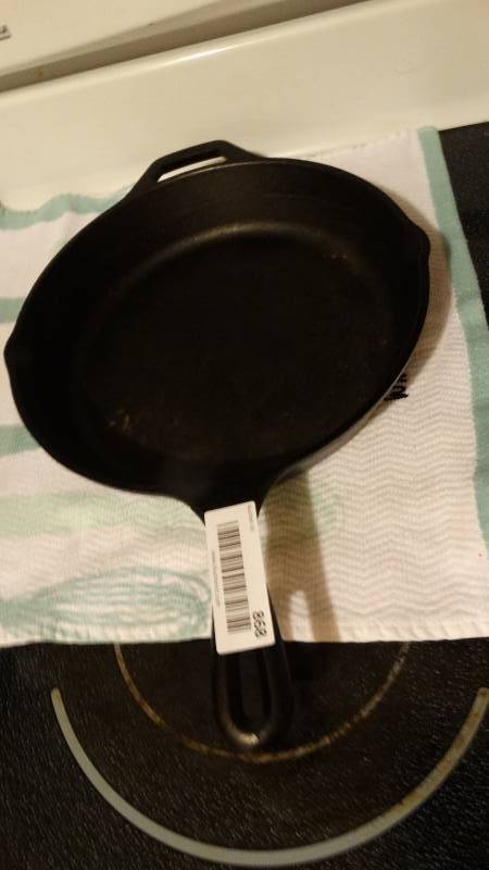 lot 868 image: Lodge cast iron skillet