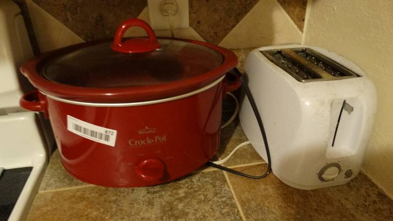 lot 872 image: Crock pot w lid & toaster