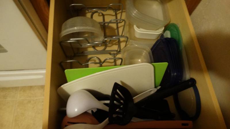 lot 874 image: Plastic lids & kitchen utensils