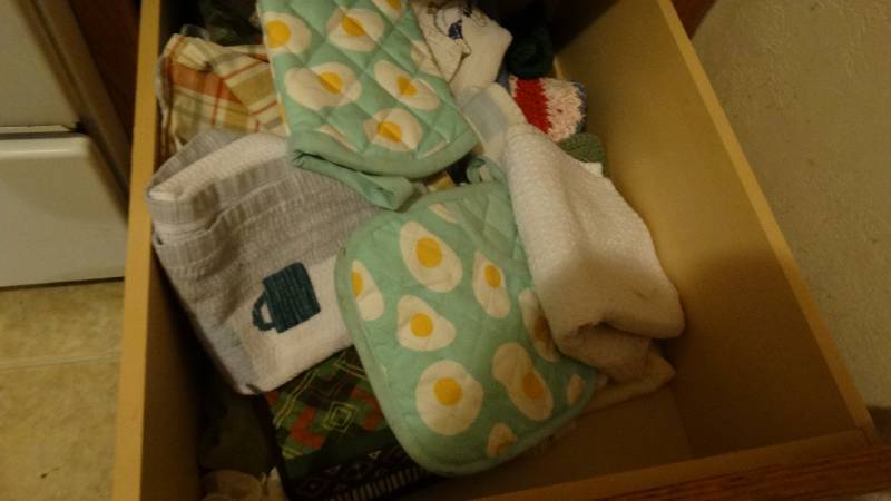 lot 875 image: Lot of hot pads mitts hand towels