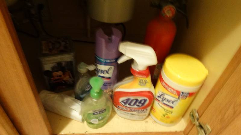 lot 878 image: Cabinet w cleaning items