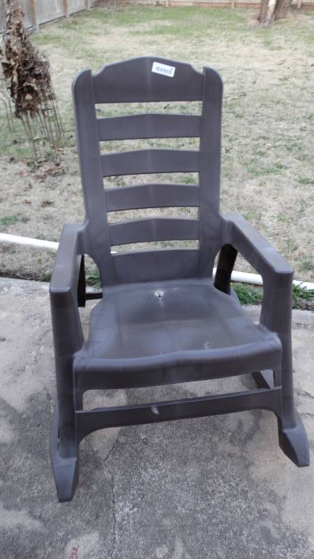 lot 885 image: Plastic patio rocker