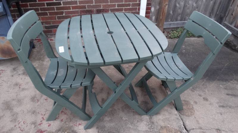 lot 887 image: 3 pc folding plastic patio set