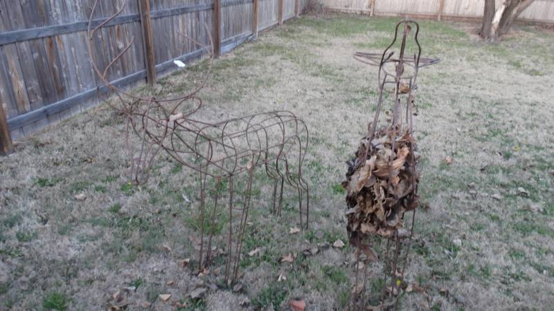 lot 890 image: 2 metal deer yard decor