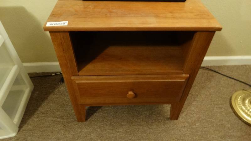 lot 898 image: End table w drawer