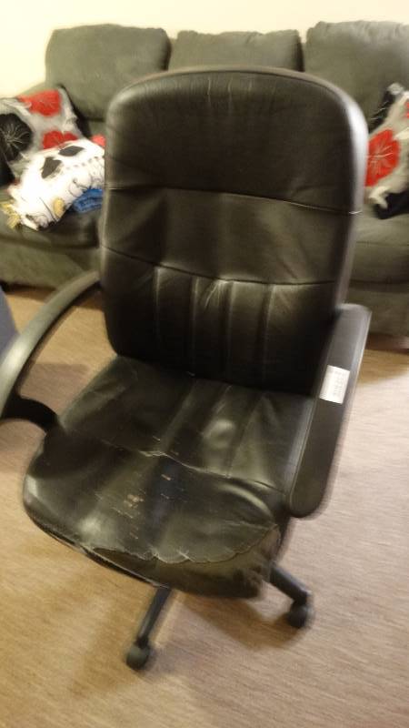 lot 915 image: Office chair on wheels