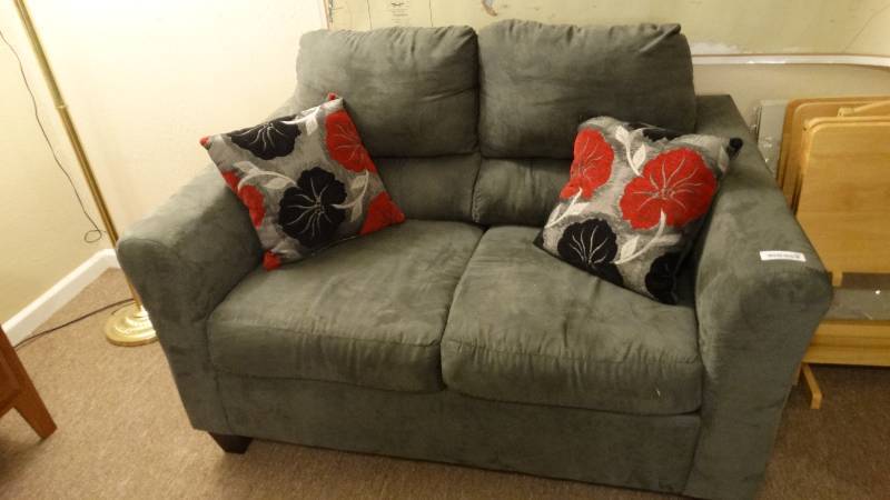 lot 919 image: Nice looking gray loveseat w pillows