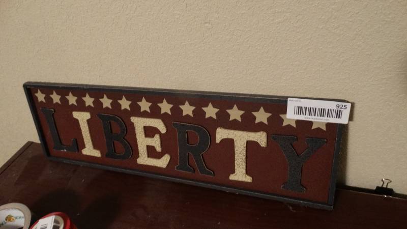 lot 925 image: LIBERTY wall decor