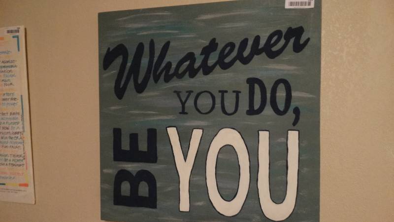lot 929 image: Lg square wall decor