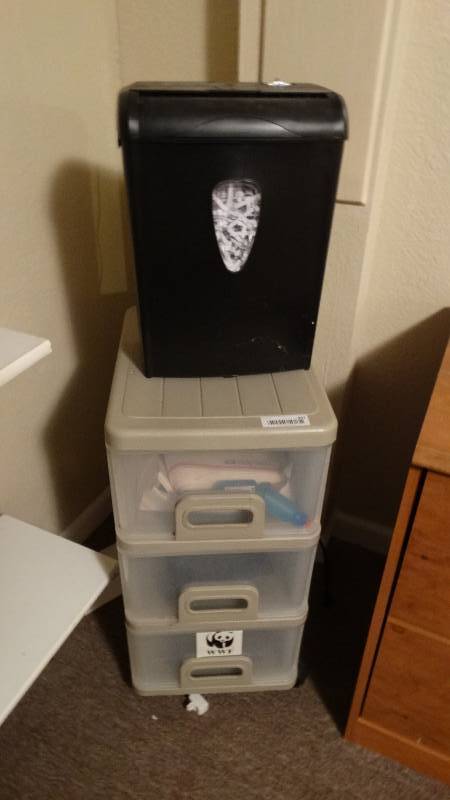 lot 933 image: Plastic storage drawers & paper shredder