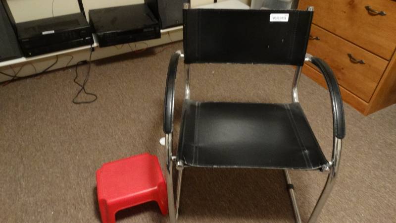 lot 935 image: Office chair & stool