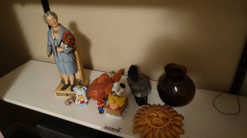 lot 941 image: Lot of various decor