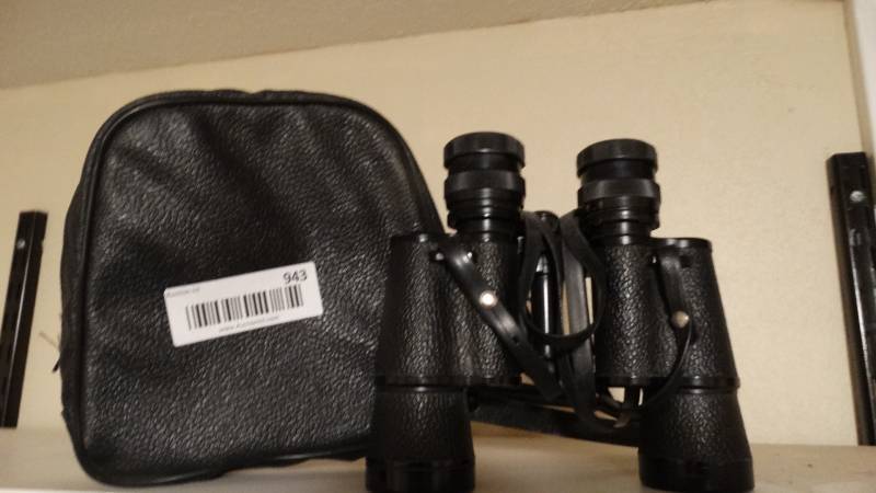 lot 943 image: Binoculars w case