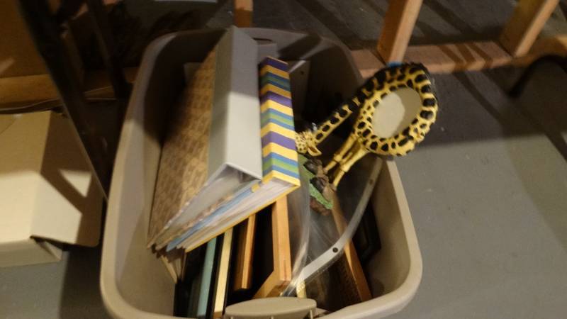 lot 953 image: Tote w various frames