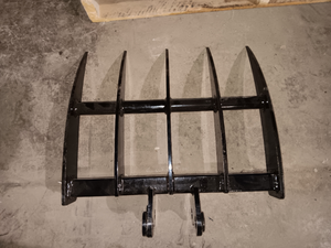 lot 1344 image: Unused 19in Wide Backhoe Rake Attachment for Mini Excavator - Easily Attach to Your Excavator and Get the Job Done with Ease. It is Compatible with Most Mini Excavators. The Hole Diameter is 25 mm0.98 inch