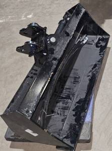 lot 1285 image: Unused 32in Excavator Bucket with Added Hydraulic Tilting For 1-3 Ton Excavator 1 Pin Hole
