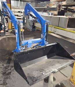 lot 1282 image: 2019 New Holland Front End Loader Model 550LU Workmaster Series w Skid Steer Quick Attach Brackets and Skid Steer Hardware for Quick Attachment of Skid Steer Equipment. Comes with an Unused Skid Steer Attachment 66in Bucket w Single Blade