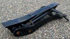 lot 1314 image: Unused GIYI 5 Ton Hydraulic Thumb Attachment for an Excavator - 39 Inch Length - Grab rocks, scrap metal, concrete debris, or other materials that might be difficult to handle with a standard excavator bucket.