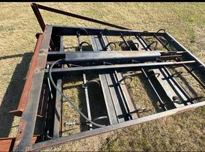 lot 1292 image: 10 Bale Hydraulic Farmhand Square Bale Grapple