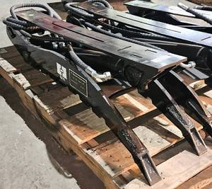 lot 1310 image: Unused GIYI 7 Ton Hydraulic Thumb Attachment for an Excavator - 44 Inch Length - Grab rocks, scrap metal, concrete debris, or other materials that might be difficult to handle with a standard excavator bucket.