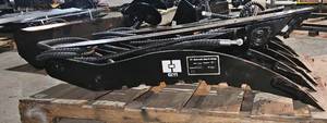 lot 1312 image: Unused GIYI 7 Ton Hydraulic Thumb Attachment for an Excavator - 44 Inch Length - Grab rocks, scrap metal, concrete debris, or other materials that might be difficult to handle with a standard excavator bucket.