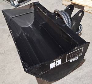 lot 1319 image: Unused GIYI 3-Ton 32 Inch Hydraulic Tilt Bucket Attachment For Excavators  Will fit CAT 303 Series, Sany SY35u, and Other Mini Excavators with 40mm (1.5in) Bucket Pins.