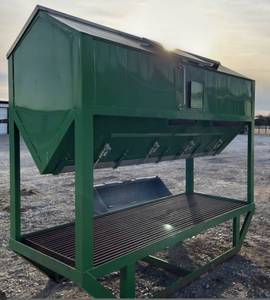 lot 1296 image: 2018 Automax Solar Feeder - Three Way Switch Operation - 25004500 lbs of Storage Depending on Feed Weight-Feeds 20 to 30 Head of 1200 lb Polled Cattle-Fork Slots For Easy Moving