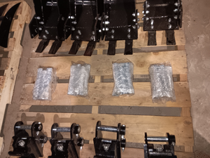 lot 1359 image: Unused Six (6) Pack of Industrial Grade Mini Excavator Mounting Pins 0.98in25mm for Attachments Including A Variety Of Buckets, Augers, Rakes, Sifters, Mechanical Thumbs, Rippers, Post Drivers, Breakers and More