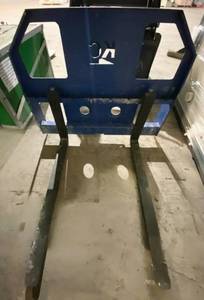 lot 1280 image: Unused Pallet Forks W45xL48.5xH37.5in for Mini Skid Steer Loader