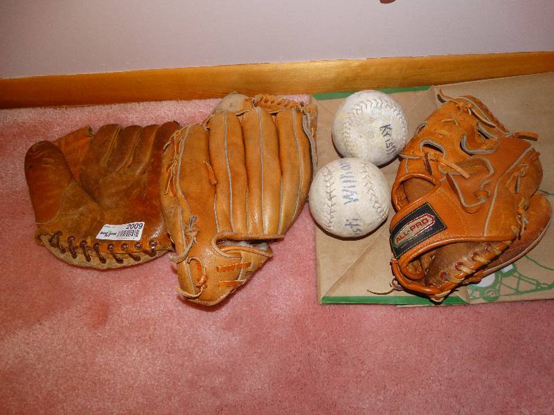 lot 2009 image: 3 Vintage Leather Ball Mitts & 2 Softballs.